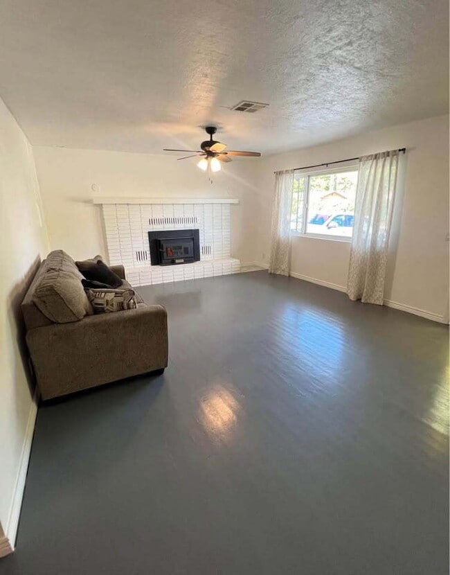 Building Photo - "Private Room with a shared bathroom (1 other room) locate in the Heart of Washington, UT!"
