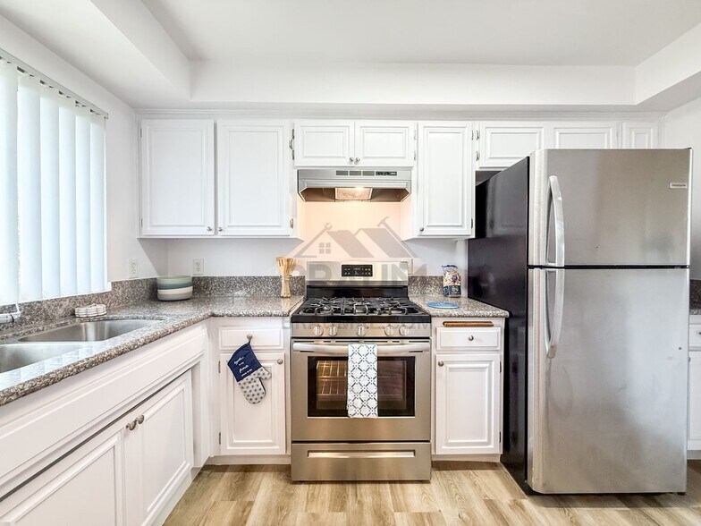 Building Photo - 11839 Burbank Blvd