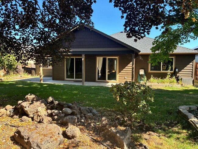 Building Photo - Beautiful East Medford 4 Bedroom 2 Bathroom Home
