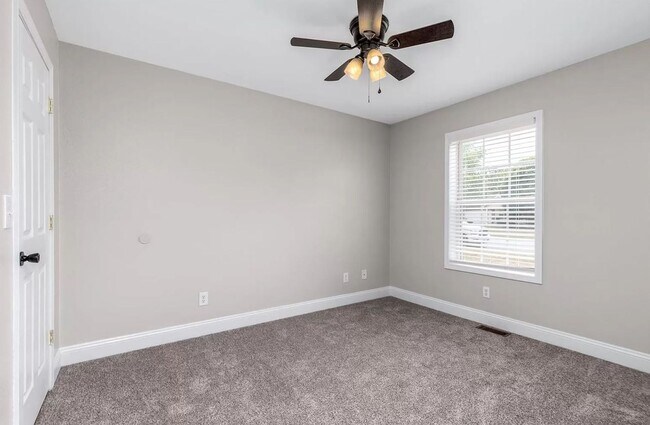 Building Photo - 5 Bedroom Home Located in Waynesville, MO!