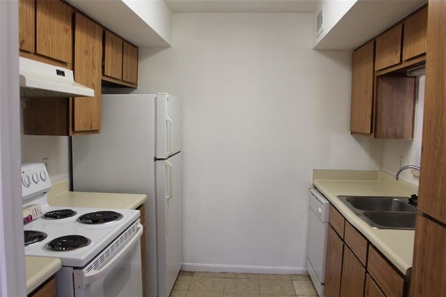 Building Photo - 16111 Aspenglen Dr