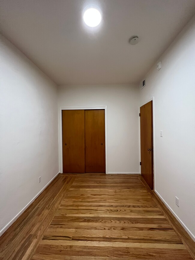 Building Photo - CHINATOWN - 2 Bedroom/ 1 Bathroom Apartmen...