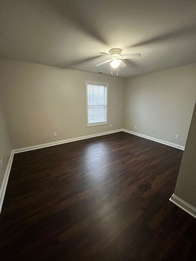 Building Photo - 4-bedroom, 2.5-bathroom home located in the heart of Lexington, KY