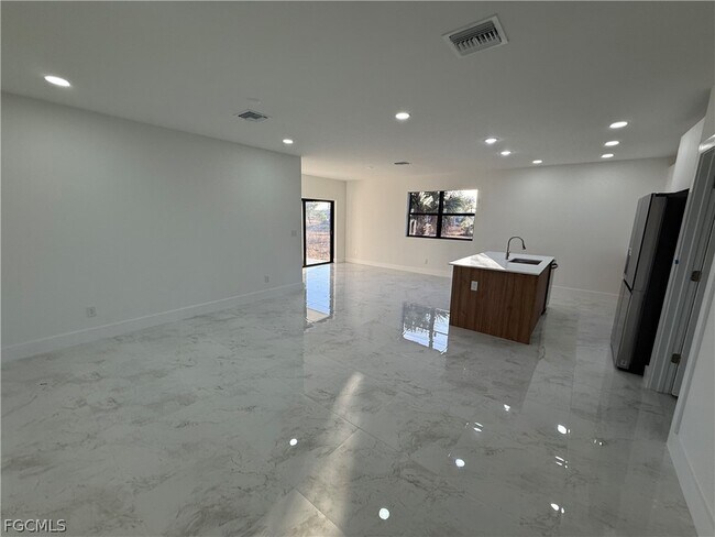 Building Photo - 2012 NE 28th St