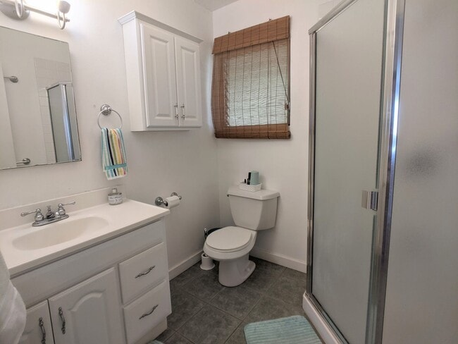 Building Photo - Fully Furnished Waialae Gardens 2 Bed/2 ba...