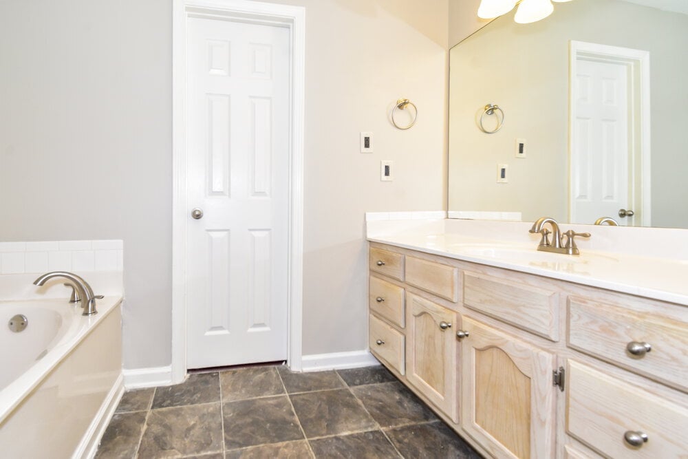 Building Photo - 5885 Southridge Dr
