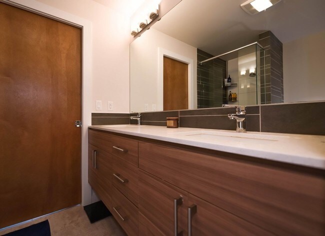 Building Photo - Fantastic 3 Bedroom Townhome w/Attached Garage and A/C in Seattle!!