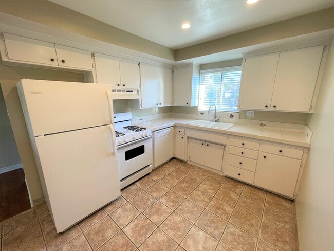 Building Photo - Pierpont Beach Duplex