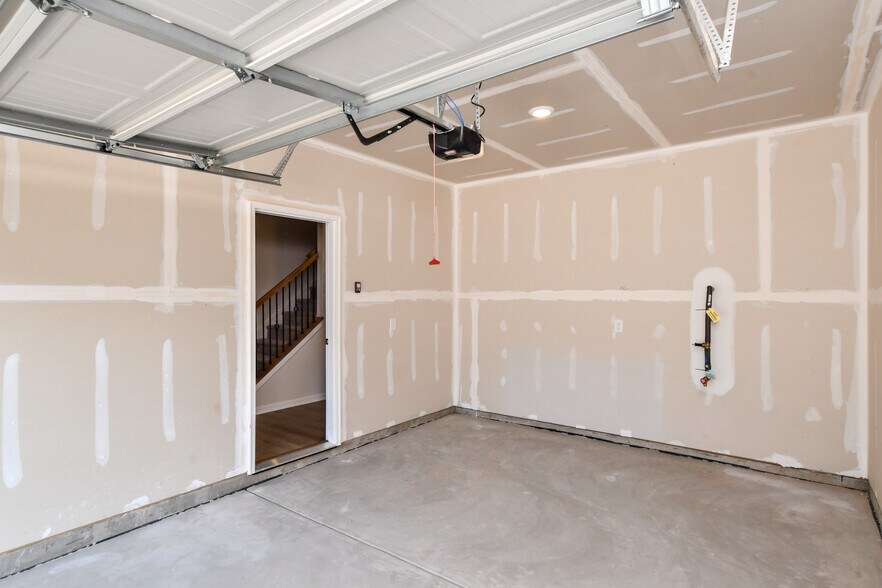 Building Photo - 18 Twiggs Ln