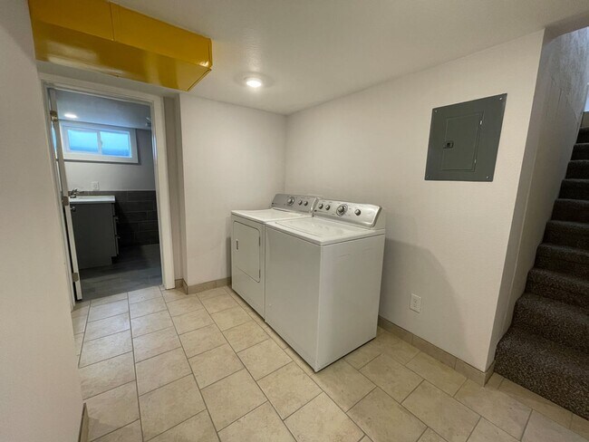 Building Photo - 6 Bedroom/2.5 Bath Home in North Fort Coll...