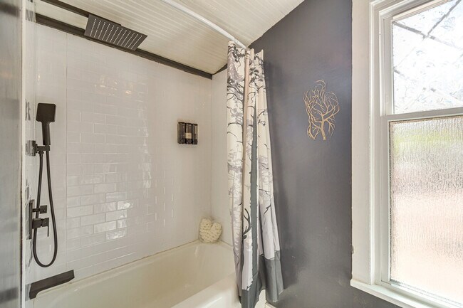 Building Photo - 28548 Park Ave