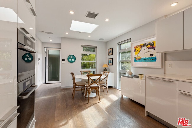 Building Photo - 329 Westbourne Dr