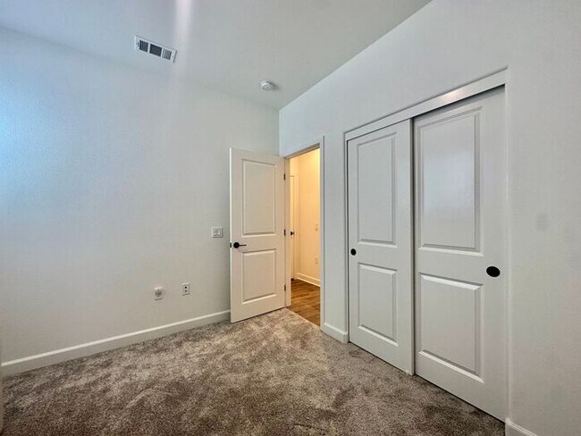Building Photo - Modern 3BR Townhome in Ocean View Hills with Attached Garage & Open Floor Plan