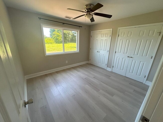 Building Photo - Updated two bedroom condo in Hampstead!