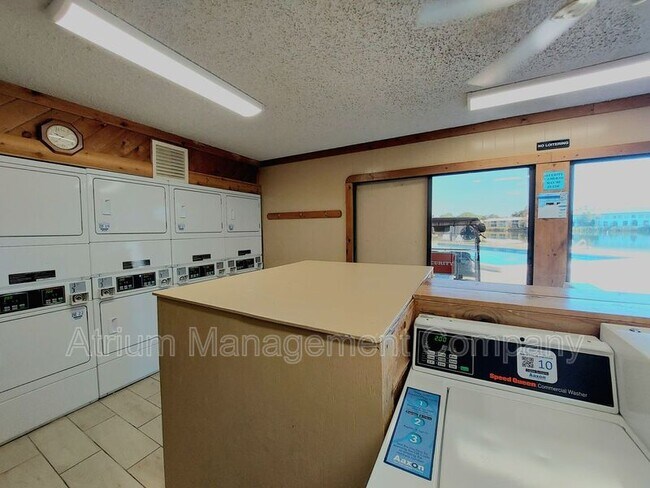 Building Photo - 1920 Edgewood Dr