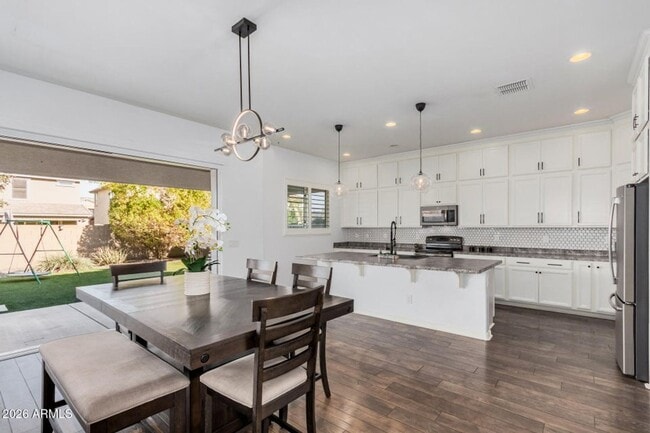 Building Photo - SFH 4-3