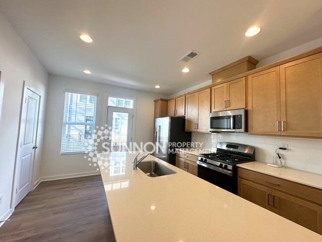 Building Photo - 2 Bedroom, 2.5 Bathroom in Brand New Royal...