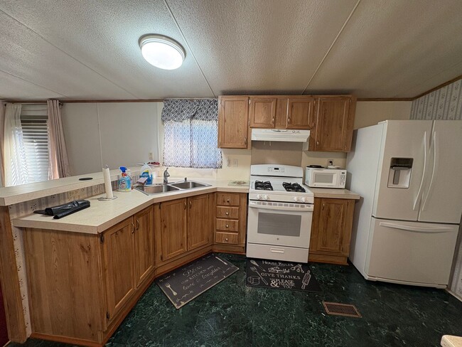 Building Photo - 3 Bedroom in Crawfordville Available Now!