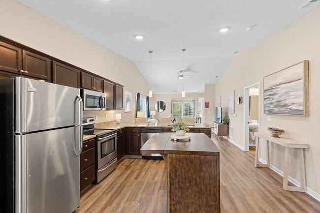 Building Photo - Redwood Blacklick