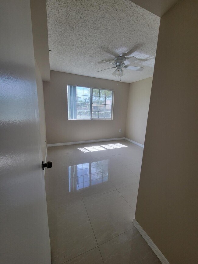 Building Photo - 1400 Crestwood Ct S