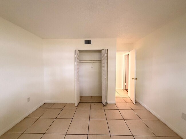 Building Photo - Two-bedroom apartment for rent in Margate