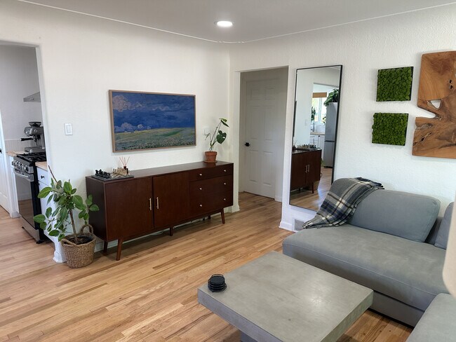 Living Room - 525 Perry St