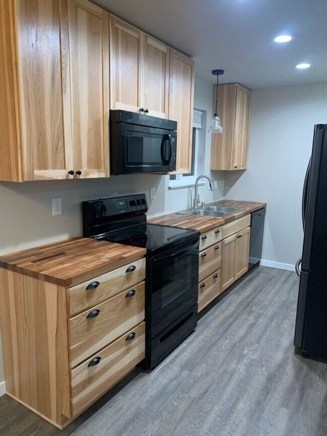 Building Photo - 2 Bedroom Apartment in Jewel Lake!