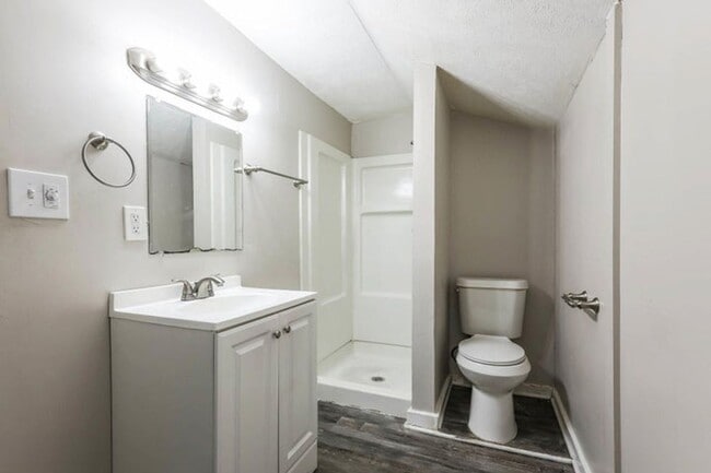 Building Photo - Charming 4 bed 2 bath renovated home