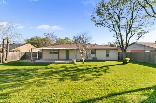 Building Photo - 5312 Odessa Ave