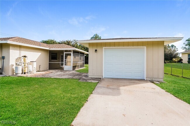 Building Photo - 300 East 10th Street