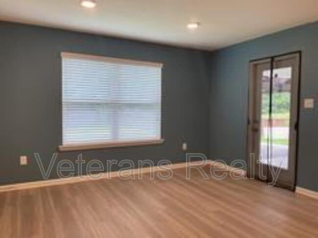 Building Photo - 8 Periwinkle Ln