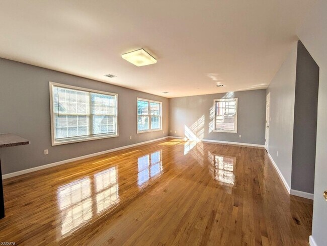 Primary Photo - 150 Orange St