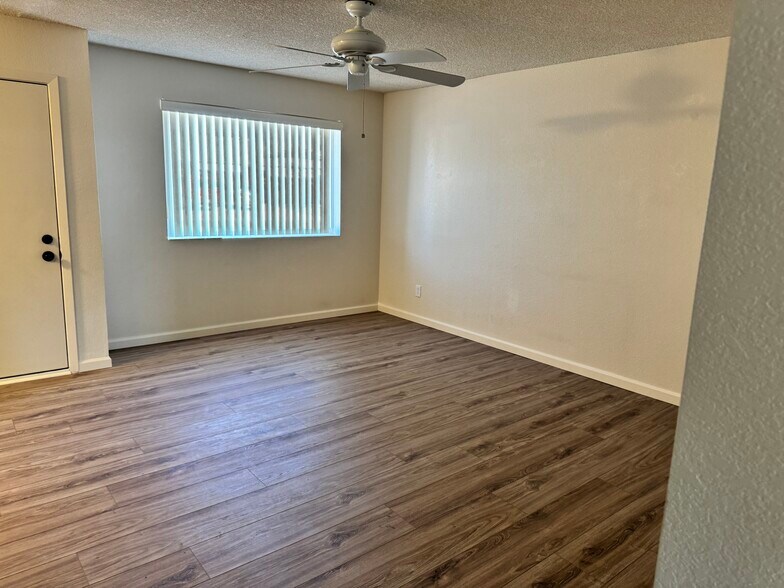 Living room - 10118 N 96th Ave
