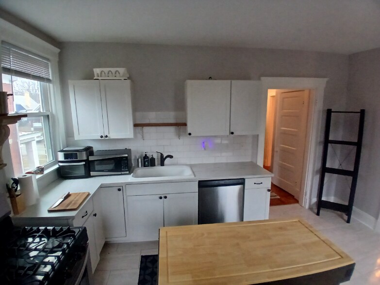 Building Photo - 3269 Montana Ave