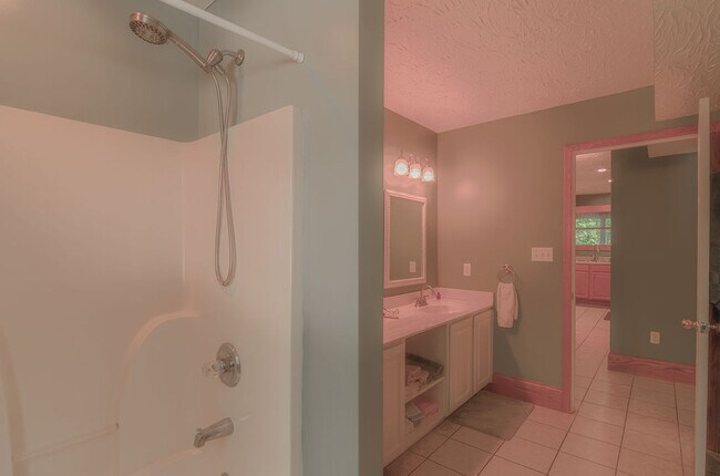 Building Photo - 610 Hickory Point Dr