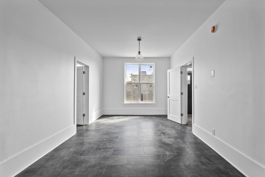 Building Photo - 416 10th Ave