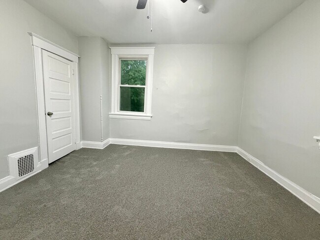 Building Photo - Large 3 bed 1.5 bath! Available NOW!