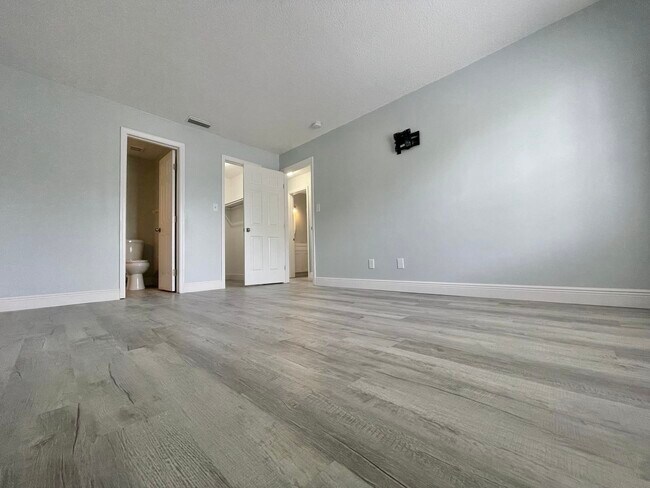 Building Photo - 4730 Coquina Key Dr SE