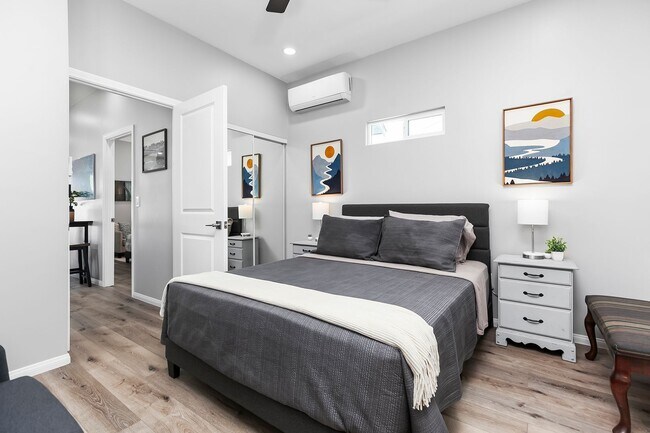Building Photo - Newly furnished and remodeled 2 bed 2 bath!