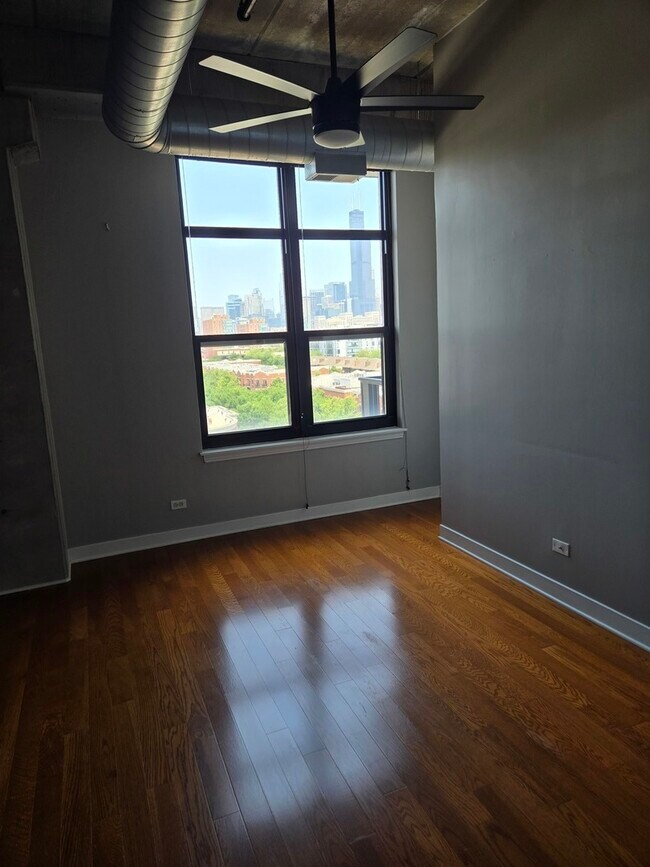 Building Photo - 811 W 15th Pl