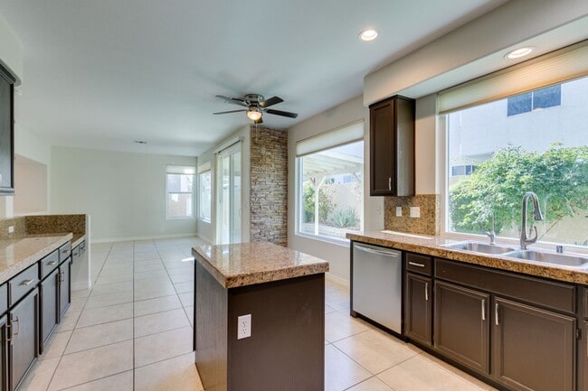Building Photo - Immaculate 3 bedroom house with a Loft in ...