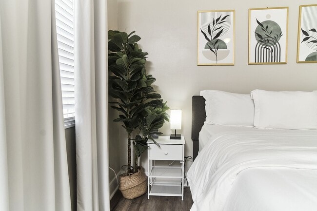 Building Photo - Fully Furnished 2BD Duplex in the Heart of downtown Indy!