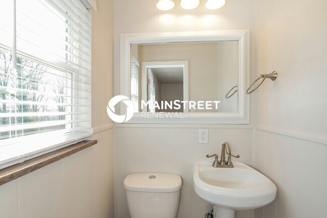 Building Photo - 4 Bedroom Pet-Friendly Home in KINGSTON, TN with Main Street Renewal