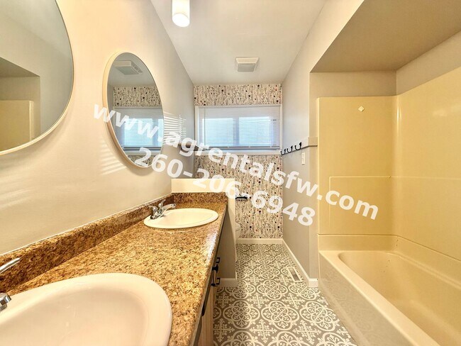 Building Photo - 3 Bedroom House