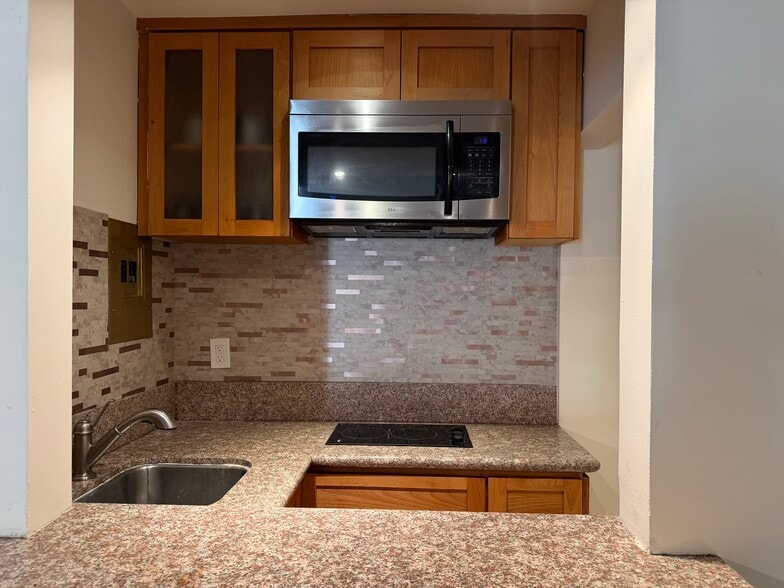 Building Photo - 5801 Cazaux Dr