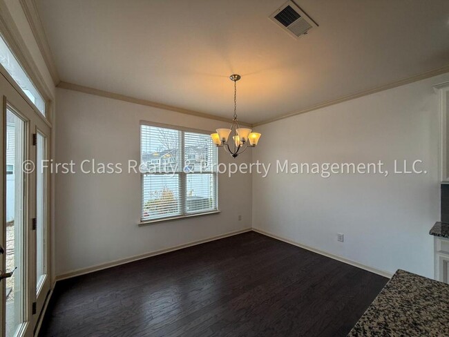 Building Photo - 565 Park View Drive