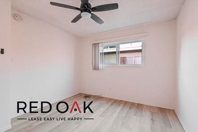 Building Photo - Cheerful Top Floor One Bedroom with Lots o...