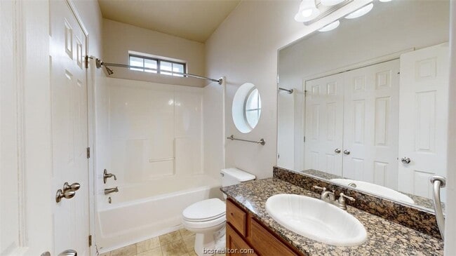 Building Photo - 211 Forest Dr Loop