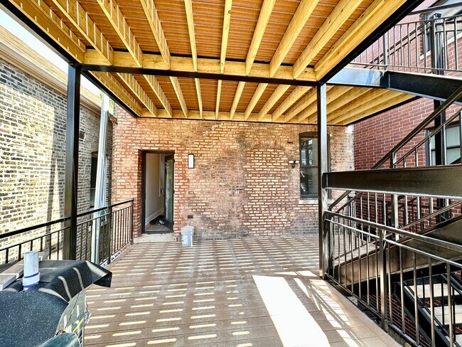 Building Photo - 930 N Wolcott Ave