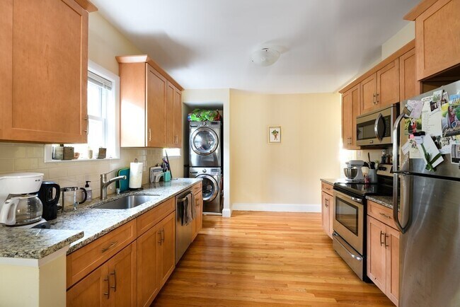 Primary Photo - 393 Washington St